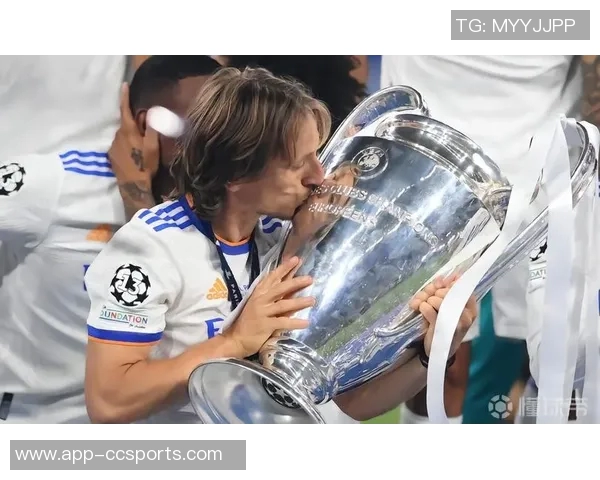 罗马诺社媒分享与金球奖得主莫德里奇合影共庆2026年新年时刻