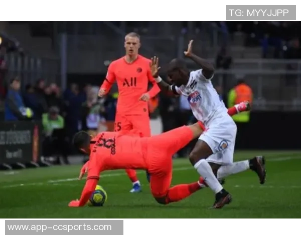 巴黎极端球迷放烟火送别荣誉满载的2025年数十人被警方逮捕